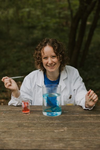 Blijven drijven. Wat blijft er drijven? En hoe kan dat eigenlijk? De kinderen zijn wetenschappers voor een dag en zoeken het antwoord. 
