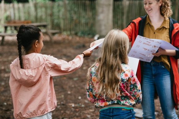 Kleurenfestijn (Testfase). 4+. Vandaag gaan we kijken waar de regenboog vandaan komt en wat er gebeurd als je kleuren gaat mengen.