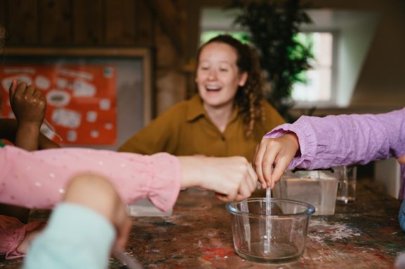 Drijven. Wat blijft er drijven? En hoe kan dat eigenlijk? De kinderen zijn wetenschappers voor een dag en zoeken antwoord op deze vragen.