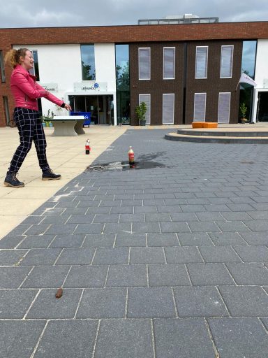 Fantastische fonteinen (Testfase). Een vulkaan die uitbarst, een colafles die je natspuit, waarom gebeurd dat? De kinderen zoeken het uit.